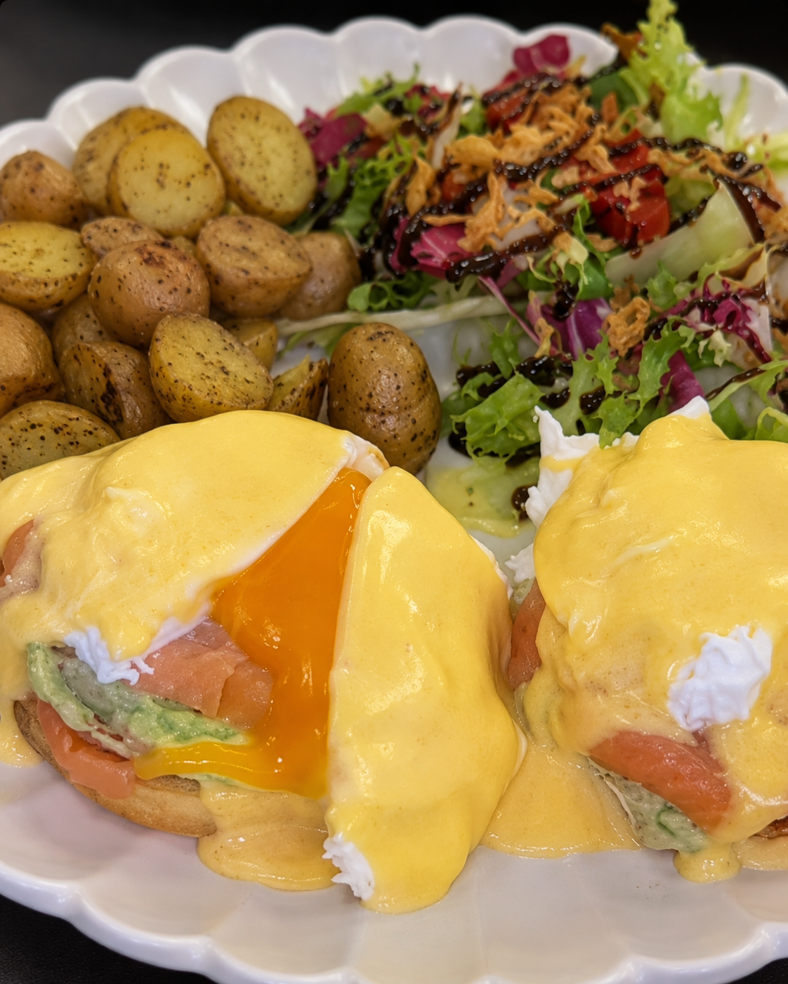 Assiette brunch salée avec œufs, pommes de terre et salade